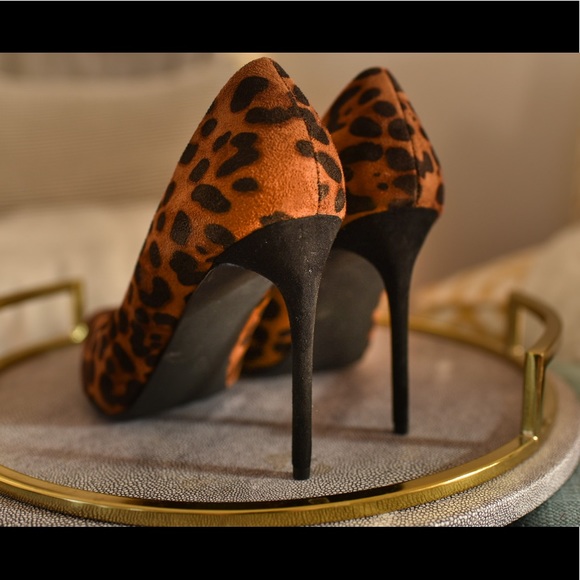 Lulu’s Verra Leopard Suede Pumps - Picture 4 of 9